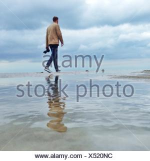 Hombre caminando por la playa