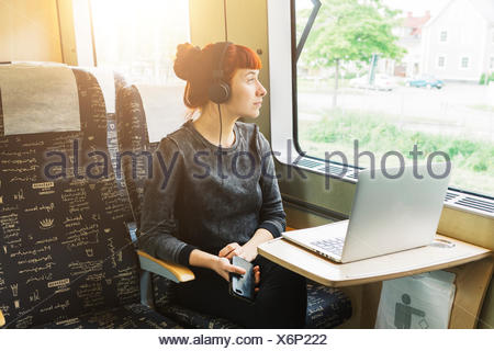 Mujer usando el portátil en el tren