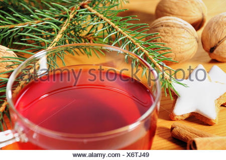 Mit Weihnachtsdekoration Tasse Tee und Holztisch