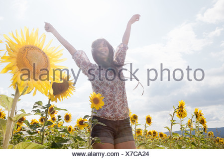 Mujer adulta media en el campo de girasoles