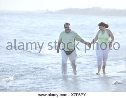 Feliz pareja de ancianos en la playa