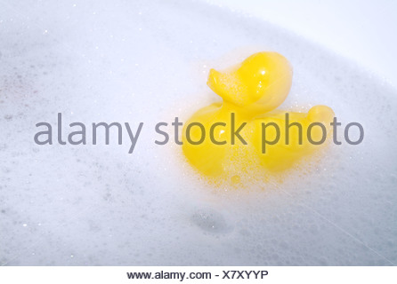 Pato Amarillo flotando en el baño de burbujas