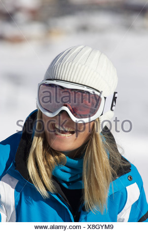Mujer sonriente vistiendo gafas de esquí