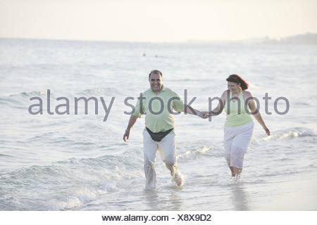 Feliz pareja de ancianos en la playa