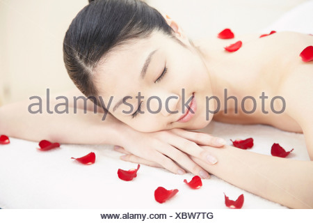 Mujer cubierto de pétalos de rosa