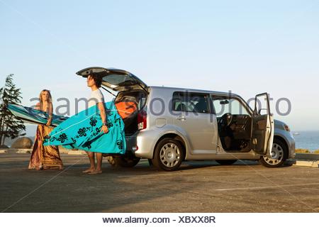 Par tomar las tablas de surf desde el maletero de un coche