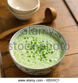 Lechuga refrigerada en un recipiente con sopa de guisantes en la parte superior