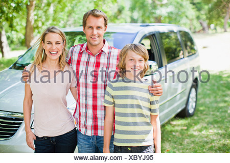 Familia sonriendo juntos en coche