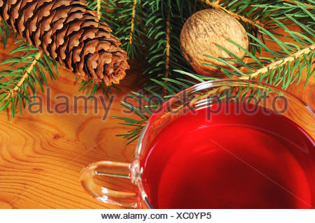 Mit Weihnachtsdekoration Tasse Tee und Holztisch