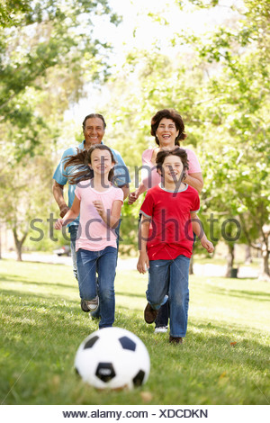 Jugando al fútbol en el parque de la familia