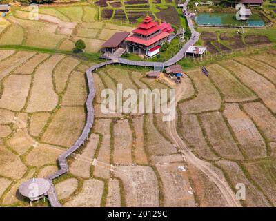 Vue aérienne du pont Kho Ku So Bamboo et des rizières dans le nord de la Thaïlande près de Pai Banque D'Images