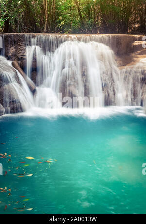 Belle cascade Huai Mae Khamin à la province de Kanchanaburi en Thaïlande de l'ouest Banque D'Images