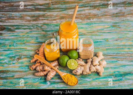 Verre Jamu. Boisson traditionnelle indonésienne à Bali Banque D'Images
