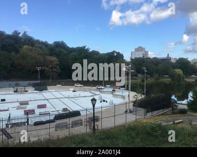 New York, USA. 18 Sep, 2019. Le nord de Central Park à New York avec la Lasker piscine extérieure, qui sert également une patinoire en hiver. La partie nord du parc est maintenant d'être entièrement reconstruit pour environ 150 millions de dollars. C'est le plus cher projet individuel de l'histoire de l'administration du parc, qui a été fondée en 1980. Credit : Christina Horsten/dpa/Alamy Live News Banque D'Images