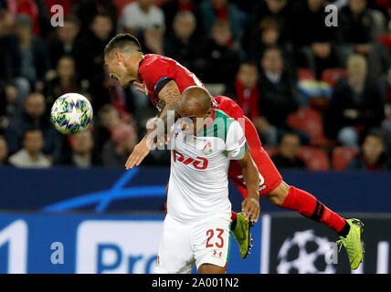 Leverkusen, Allemagne. 18 Sep, 2019. Charles Aranguiz (Up) de Leverkusen rivalise avec Joao Mario de Moscou au cours de l'UEFA Champions league groupe D match de foot entre Bayer 04 Leverkusen et FC Lokomotiv Moscou à Leverkusen, Allemagne, 18 septembre 2019. Credit : Joachim Bywaletz/Xinhua Banque D'Images
