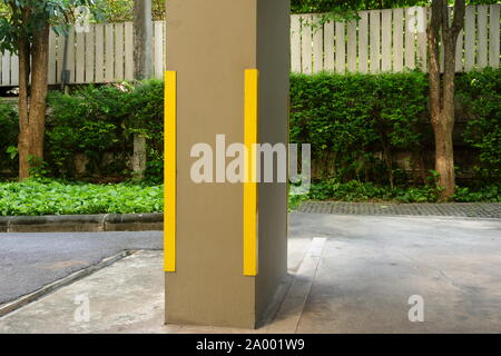 Corner guard ou colonne protector fait à partir de l'acier inoxydable fixée à la colonne en béton en stationnement. Cela peut réduire les dommages causés par l'impact de voiture Banque D'Images