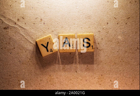 Oui label composé de lettres scrabble Banque D'Images