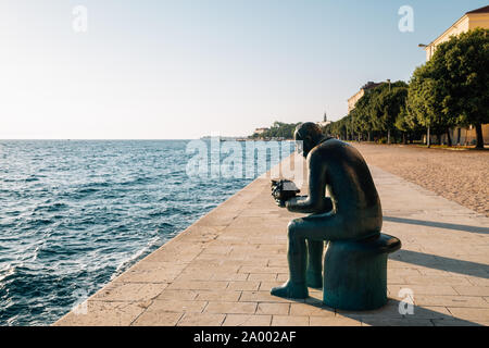 Zadar, Croatie - Juillet 4, 2019 : Statue de Spiridon Brusina et mer Banque D'Images