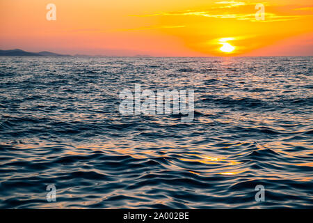 Coucher du soleil sur la mer à Zadar, Croatie Banque D'Images