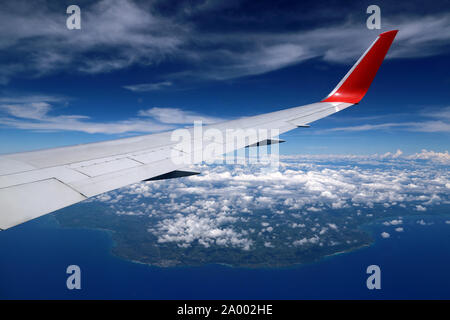 Vue aérienne de l'avion sur Punta Cana, République dominicaine. Voler au-dessus des nuages. Ailes d'un avion volant au-dessus de l'océan Atlantique. Banque D'Images