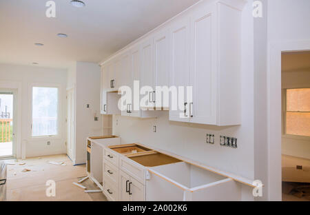 Armoires de cuisine sur mesure à diverses étapes de base d'installation pour les armoires de cuisine Banque D'Images