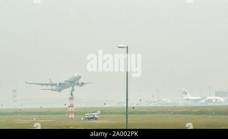 SEPANG, MALAISIE - 18 septembre 2019 - niveau dangereux de brume épaisse de l'Indonésie la Malaisie, engloutit les incendies de forêt vue sur Kuala Lumpur International. Banque D'Images