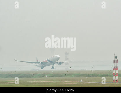 SEPANG, MALAISIE - 18 septembre 2019 - niveau dangereux de brume épaisse de l'Indonésie la Malaisie, engloutit les incendies de forêt vue sur Kuala Lumpur International. Banque D'Images