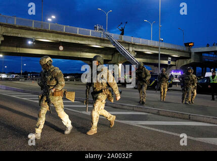 Kiev, Ukraine. 18 Sep, 2019. Les membres du Service de sécurité de Lukraine vu lors d'une opération spéciale près du métro pont, où un homme inconnu menace de faire sauter le pont sur le Dniepr à Kiev, les Forces spéciales ukrainiennes.un homme armé. Plan de la police pour lancer une procédure pénale pour la préparation d'un acte terroriste. Un homme inconnu tire et menace d'exploser, le trafic de voitures et de trains sur le pont est bloqué, comme indiqué précédemment par la police ukrainienne. Credit : SOPA/Alamy Images Limited Live News Banque D'Images