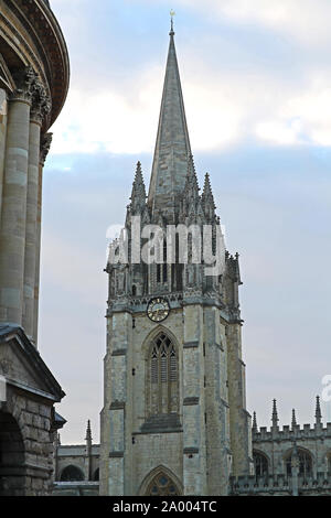 St Mary's Church, l'église de l'université, en Radcliffe Square à Oxford, Angleterre tôt un dimanche matin de printemps Banque D'Images