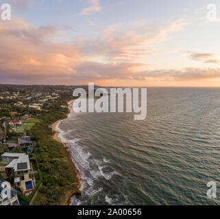 Vue aérienne de la belle côte de la baie de Port Phillip, Melbourne, Australie au coucher du soleil Banque D'Images