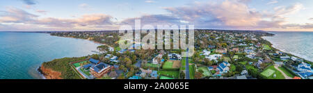 Large panorama de l'antenne du mont Eliza suburb sur Mornington Peninsula à Melbourne, en Australie, au coucher du soleil Banque D'Images