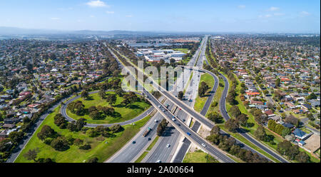 La route typique en banlieue de Melbourne - panorama aérien Banque D'Images