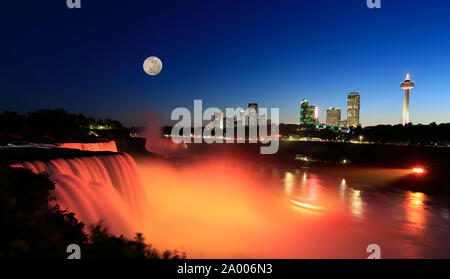 Niagara Falls au crépuscule, y compris la Lune et les toits de la ville canadienne sur l'arrière-plan Banque D'Images