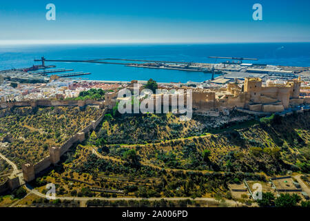 Château médiéval d'Almeria panorama avec ciel bleu de l'air en Andalousie Espagne ancien bastion arabe Banque D'Images