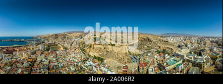 Château médiéval d'Almeria panorama avec ciel bleu de l'air en Andalousie Espagne ancien bastion arabe Banque D'Images