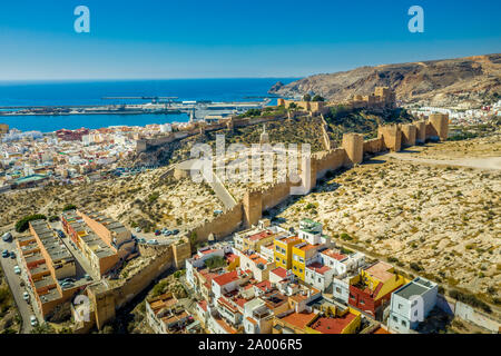 Château médiéval d'Almeria panorama avec ciel bleu de l'air en Andalousie Espagne ancien bastion arabe Banque D'Images