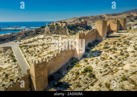 Château médiéval d'Almeria panorama avec ciel bleu de l'air en Andalousie Espagne ancien bastion arabe Banque D'Images