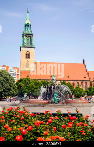 St Mary's (Marienkirche) est un des quelques bâtiments médiévaux à Berlin Allemagne Banque D'Images