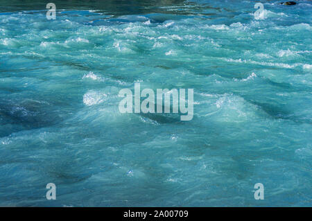 L'eau glaciale du lac de glacier. Bleu froid d'eau libre. Résumé Contexte L'eau. Flux rapide de l'eau froide Banque D'Images
