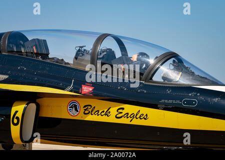 Un pilote de la République de Corée Air Force 53d du Groupe de démonstration aérienne des Aigles noirs arrive 18 Septembre, 2019, à Osan Air Base, ROK. Le T-50 Golden Eagle aerobatic team s'Osan global Air Power 24, 21 septembre. L'événement célèbre l'alliance US-ROK et dispose de numéros aériens, l'exposition statique et une multitude de festivités. (U.S. Photo de l'Armée de l'air par le sergent. Greg Nash) Banque D'Images