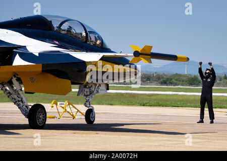 Un membre de l'équipe de la République de Corée Air Force 53d du Groupe de démonstration aérienne des Aigles noirs, dirige un projet pilote à l'arrivée 18 septembre 2019, à Osan Air Base, ROK. Le T-50 Golden Eagle aerobatic team s'Osan global Air Power 24, 21 septembre. L'événement célèbre l'alliance US-ROK et dispose de numéros aériens, l'exposition statique et une multitude de festivités. (U.S. Photo de l'Armée de l'air par le sergent. Greg Nash) Banque D'Images