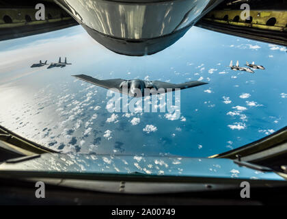 Un B-2 Spirit Stealth Bomber, affecté à la 509e Bomb Wing à Whiteman Air Force Base, Colorado, deux Royal Air Force F-35 Lightning II attribué à RAF Marham, en Angleterre, et deux F-15 Eagle affecté à la 48e Escadre de chasse à RAF Lakenheath, Angleterre, volent en formation derrière un KC-135 Stratotanker, attribué à RAF Mildenhall, Angleterre, lors d'une mission de formation pour l'Europe Groupe de travail Bomber le 16 septembre 2019. Trois bombardiers B-2, de la Marine et l'équipement de soutien de Whiteman AFB déployés à RAF Fairford, Angleterre, dans le cadre de task force de bombardement de l'Europe. Ces missions multinationales améliorer notre profes Banque D'Images