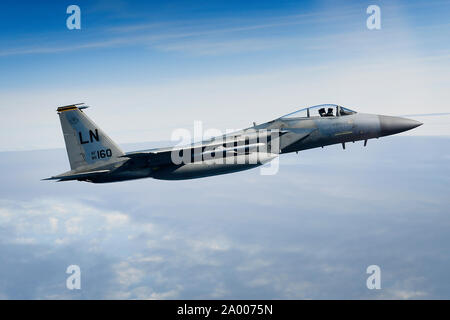 F-15C Eagles affecté à la 48e Escadre de chasse, conduite des opérations d'air au-dessus de la mer du Nord le 16 septembre 2019. La 48e Escadre de chasse des trains régulièrement avec antenne intégrée pour offrir des capacités de plate-forme de soutien au combat de l'air à spectre complet pour alliés et partenaires européens. (U.S. Air Force photo/ Tech. Le Sgt. Matthew Plew) Banque D'Images