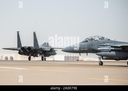 Deux F-15E Strike Eagles, affecté à la 336e Escadron expéditionnaire, taxi avant vol pour grève Agile 18 septembre 2019, à la base aérienne d'Al Dhafra, aux Émirats arabes unis. L'EFS 336a envoyé deux avions et des membres du personnel pour l'exploitation de missions, le Prince Sultan Air Base, l'Arabie saoudite pour contester leur souplesse à élargir la portée stratégique et tactique tout en renforçant les partenariats régionaux et de la coalition dans l'Air Forces Central Command zone de responsabilité par adaptive fondant. (U.S. Photo de l'Armée de l'air par le sergent. Chris Thornbury) Banque D'Images