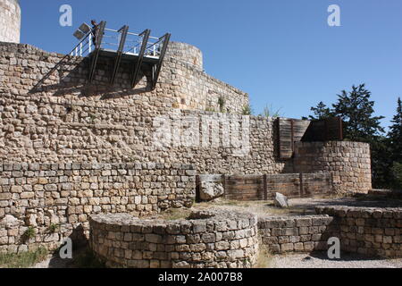 Les murs extérieurs du château au-dessus de la ville de Burgis en Castille et Leon, Espagne - prises à 11h. Banque D'Images