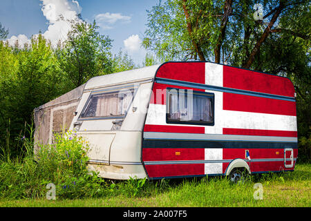 Une voiture remorque, d'une autocaravane, peint dans le drapeau national du Danemark est stationné dans une zone montagneuse. Le concept du transport routier, le commerce, l'exportation et Banque D'Images