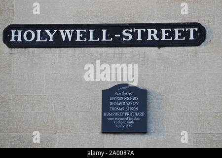 Fer à repasser plaque de rue Holywell étiquetage, Oxford, un ancien avec un tiret dans le nom. Ci-dessous se trouve une plaque à partir de 2008 près de l'emplacement de la potence de Holywell Banque D'Images