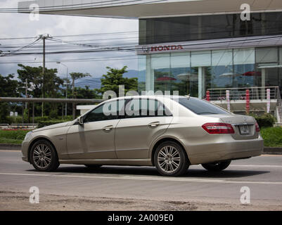 Chiang Mai, Thaïlande - 29 août 2019 : voiture de luxe Mercedes-Benz E250. Photo route radiale no1001 au nord de la ville de Chiangmai. Banque D'Images