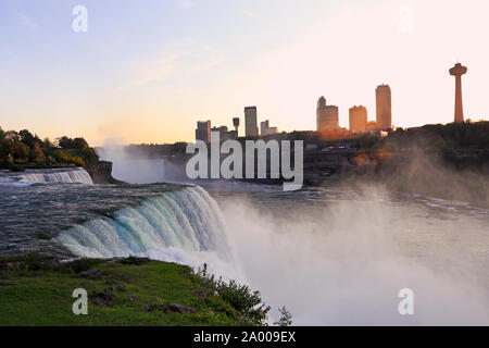 Niagara Falls au coucher du soleil dont l'horizon de la ville canadienne de l'arrière-plan Banque D'Images
