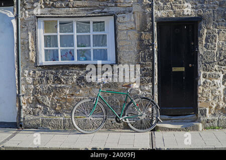 Porte en bois et de l'étudiant un vélo au numéro 13, rue Holywell dans Oxford, Angleterre une maison datant du 17ème siècle appartient maintenant à Merton College Banque D'Images